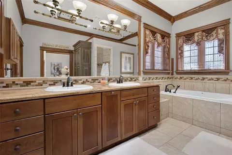 Bath - 3620 W Beech Ave, Duncan, OK 73533 photo 2 of 4