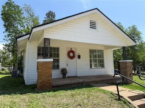 517 S 11th St, Chickasha, OK 73018