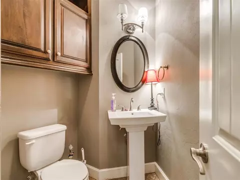 Bath - 1918 Ithaca Dr, Norman, OK 73071 photo 1 of 10