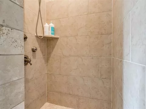 Bath - 1918 Ithaca Dr, Norman, OK 73071 photo 4 of 10