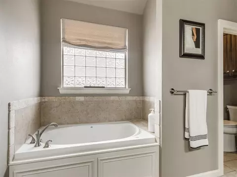 Bath - 1918 Ithaca Dr, Norman, OK 73071 photo 3 of 10