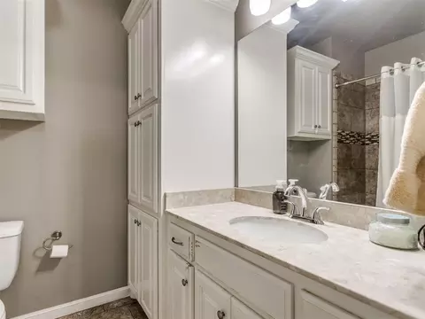 Bath - 1918 Ithaca Dr, Norman, OK 73071 photo 8 of 10