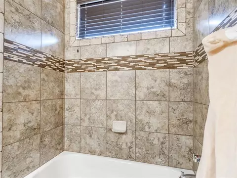 Bath - 1918 Ithaca Dr, Norman, OK 73071 photo 7 of 10