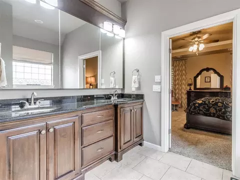 Bath - 1918 Ithaca Dr, Norman, OK 73071 photo 2 of 10