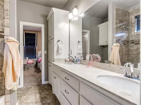 Bath - 1918 Ithaca Dr, Norman, OK 73071 photo 5 of 10