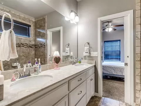 Bath - 1918 Ithaca Dr, Norman, OK 73071 photo 6 of 10