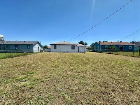 Exterior - 1137 E Chestnut St, Altus, OK 73521 photo 5 of 5