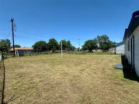 Exterior - 1137 E Chestnut St, Altus, OK 73521 photo 4 of 5