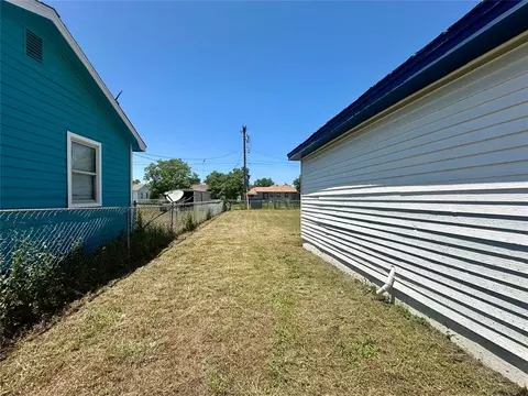 Exterior - 1137 E Chestnut St, Altus, OK 73521 photo 3 of 5