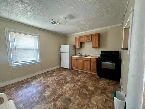 Kitchen - 1137 E Chestnut St, Altus, OK 73521 photo 1 of 4