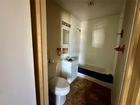 Bath - 1137 E Chestnut St, Altus, OK 73521 photo 1 of 1