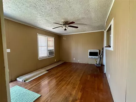 Living - 1137 E Chestnut St, Altus, OK 73521 photo 2 of 2