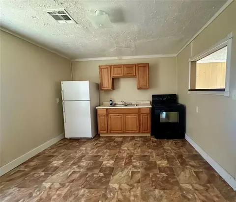 Kitchen - 1137 E Chestnut St, Altus, OK 73521 photo 2 of 4