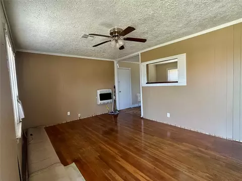 Living - 1137 E Chestnut St, Altus, OK 73521 photo 1 of 2