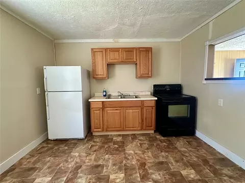 Kitchen - 1137 E Chestnut St, Altus, OK 73521 photo 3 of 4