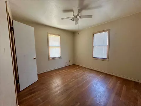Bedroom - 1137 E Chestnut St, Altus, OK 73521 photo 2 of 3