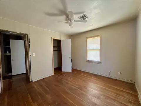 Bedroom - 1137 E Chestnut St, Altus, OK 73521 photo 3 of 3