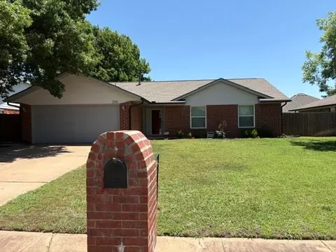 300 N Lockeport Dr, Edmond, OK 73003