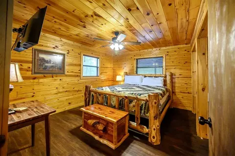 Bedroom - 155 Split Shot Cir, Broken Bow, OK 74728 photo 1 of 7