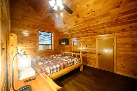Bedroom - 155 Split Shot Cir, Broken Bow, OK 74728 photo 5 of 7