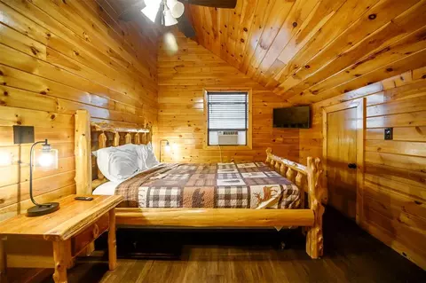 Bedroom - 155 Split Shot Cir, Broken Bow, OK 74728 photo 6 of 7