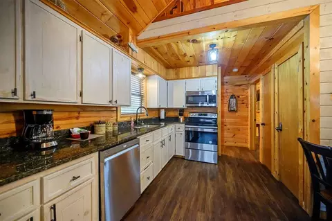 Kitchen - 155 Split Shot Cir, Broken Bow, OK 74728 photo 1 of 2