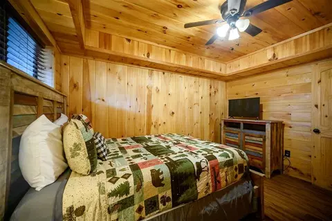 Bedroom - 143 Split Shot Cir, Broken Bow, OK 74728 photo 8 of 10
