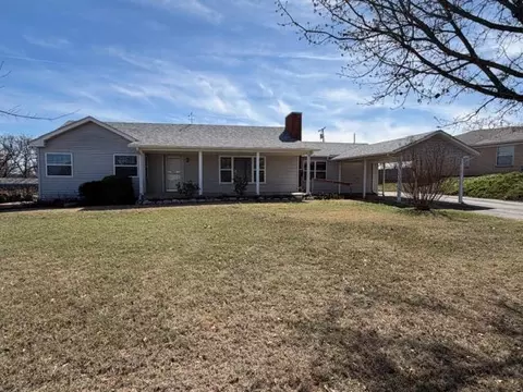 Exterior - 1027 E 1st St, Chandler, OK 74834 photo 3 of 5