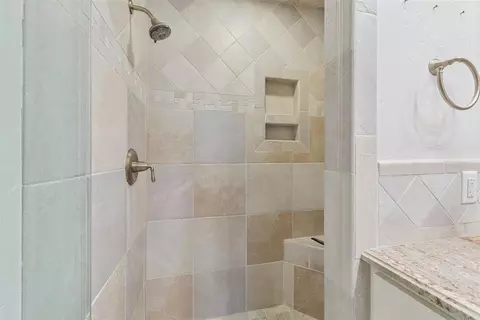 Bath - 1317 Cherry Laurel Dr, Norman, OK 73072 photo 4 of 4
