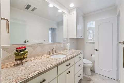 Bath - 1317 Cherry Laurel Dr, Norman, OK 73072 photo 3 of 4