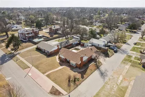 802 S 12th St, Chickasha, OK 73018