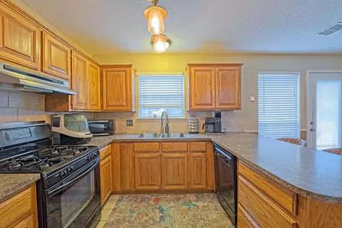 Kitchen - 400 Crest Pl, Norman, OK 73071 photo 2 of 3