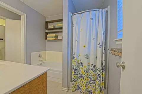 Bath - 400 Crest Pl, Norman, OK 73071 photo 1 of 5