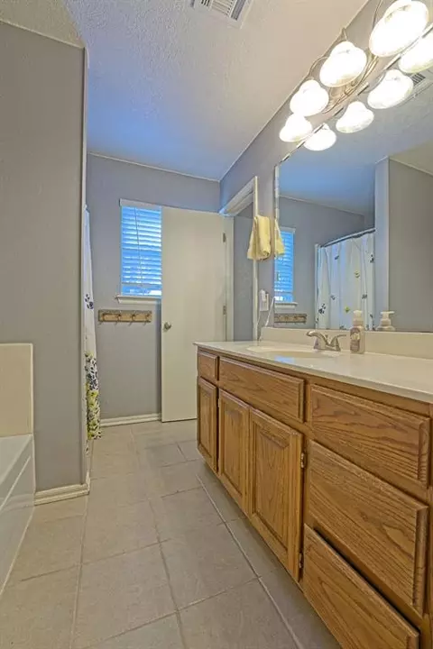 Bath - 400 Crest Pl, Norman, OK 73071 photo 3 of 5
