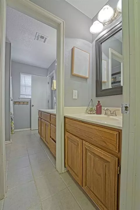 Bath - 400 Crest Pl, Norman, OK 73071 photo 2 of 5
