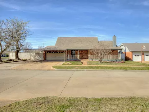901 NE 6th St, Moore, OK 73160