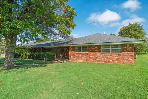 Exterior - 300 Terrace Dr, Watonga, OK 73772 photo 1 of 8