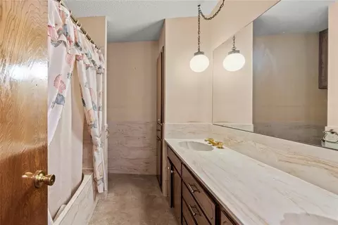Bath - 300 Terrace Dr, Watonga, OK 73772 photo 3 of 4