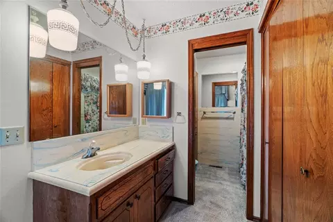 Bath - 300 Terrace Dr, Watonga, OK 73772 photo 1 of 4
