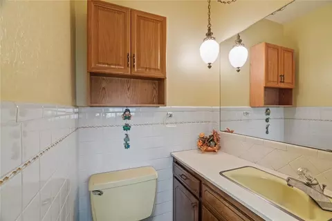 Bath - 300 Terrace Dr, Watonga, OK 73772 photo 4 of 4