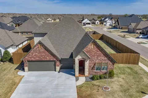 300 Bray Ln, Yukon, OK 73099