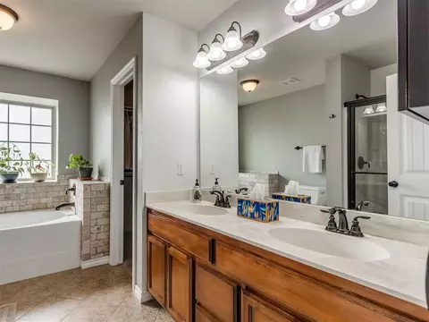 Bath - 1524 Rangeline Rd, Norman, OK 73071 photo 2 of 4