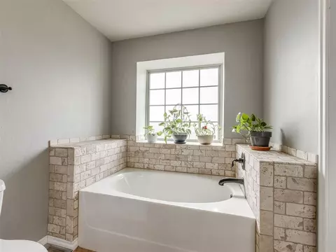 Bath - 1524 Rangeline Rd, Norman, OK 73071 photo 4 of 4