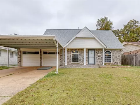 1013 NW 6th St, Moore, OK 73160