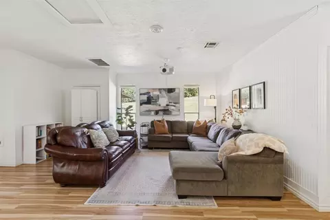 Living - 10525 Candy Ln, Guthrie, OK 73044 photo 3 of 3