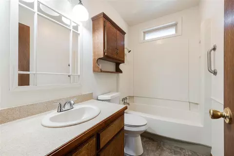 Bath - 330348 E 1010 Rd, Harrah, OK 73045 photo 2 of 3