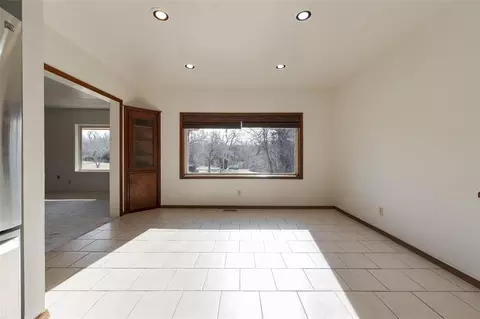 Living - 330348 E 1010 Rd, Harrah, OK 73045 photo 4 of 7