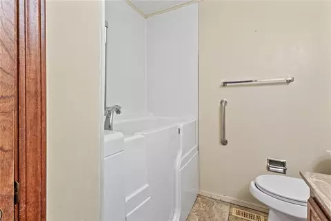 Bath - 824 N Hunt Ave, Hydro, OK 73048 photo 3 of 4