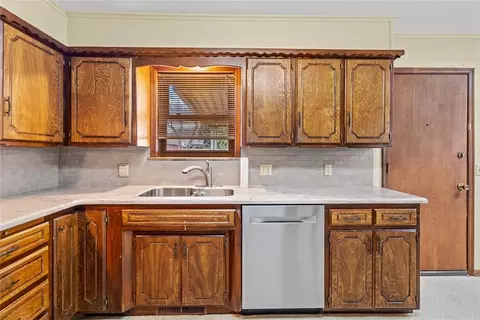 Kitchen - 824 N Hunt Ave, Hydro, OK 73048 photo 3 of 4
