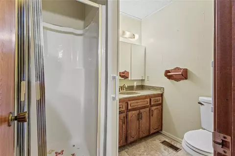 Bath - 824 N Hunt Ave, Hydro, OK 73048 photo 4 of 4